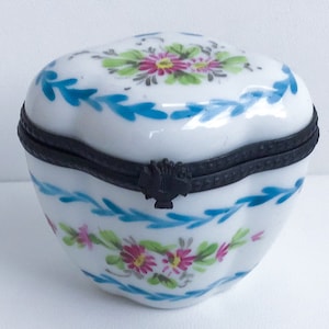Antique Limoges Trinket Box Decorated With Daisies And Ribbons Brass Lyre Closure Hand Painted Early French Porcelain Vanity Accessory