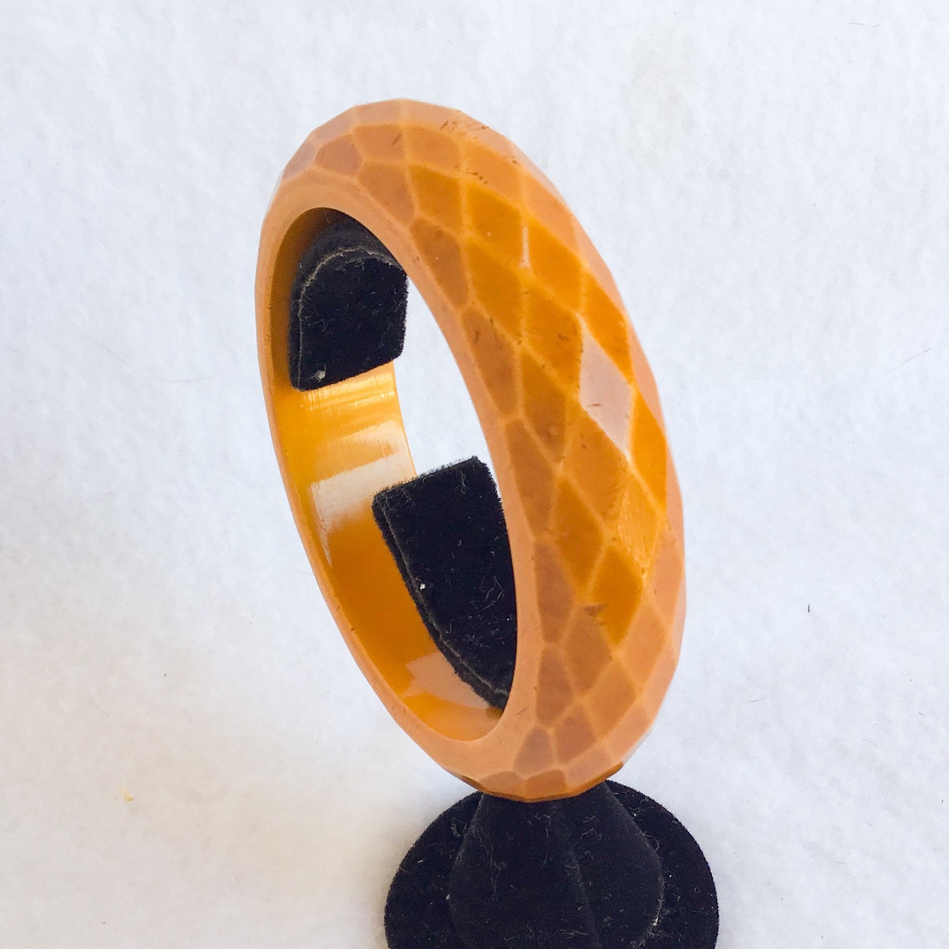 Bakelite Jewelry Identification and Price Guide