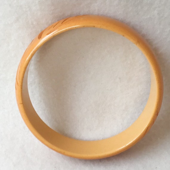 Carved Bakelite Bangle Bracelet Butterscotch Cata… - image 5