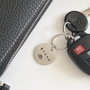 Porte-clés personnalisable avec étiquette nominative estampée à la main, disque en aluminium de 1 po.