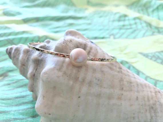 Hammered Bangle with a Mauve Pink Freshwater Pearl