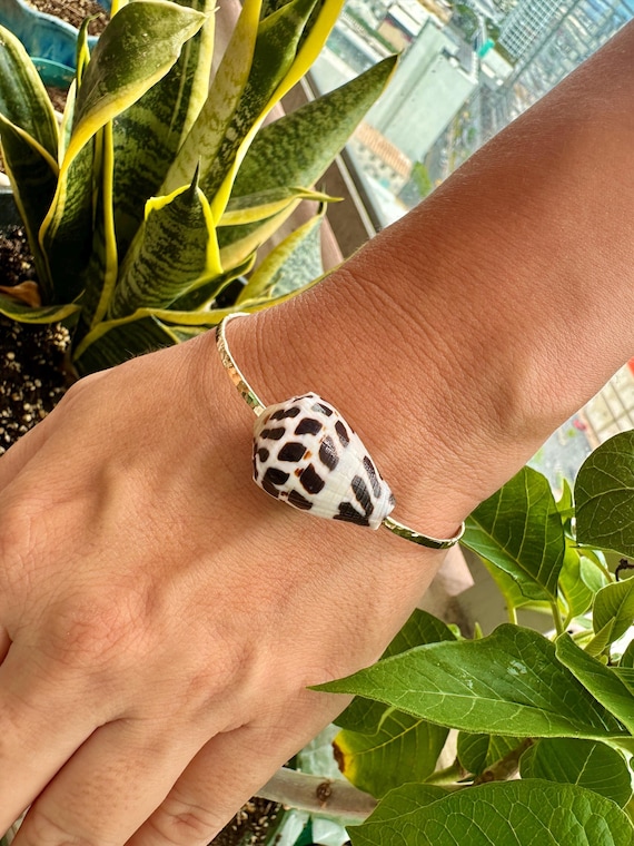Hammered Bangle with a Hawaiian Hebrew Cone Shell