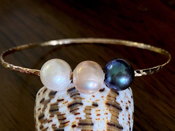 Triple Peacock, White and Mauve Pink Freshwater Pearl Hammered Bangle