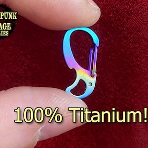 Titan Tribal Gate Clip - Smidig fjäderverkan - Anodiserad massiv titanlås - Till och med fjädern! - Smyckestillbehör för personligt bruk