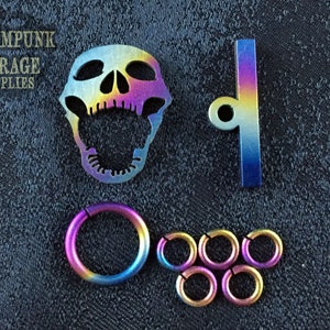 x1 dije o broche de titanio - Barra de palanca con forma de calavera - Titanio anodizado cortado con láser de grado 2 - Suministros de joyería de malla de cadena personalizados