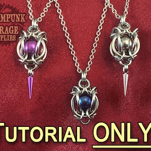 Peut inclure: Trois colliers en chaîne argentée avec un pendentif en forme de cage contenant une petite boule. Les boules sont violettes, bleues et argentées. Les pendentifs ont une petite pointe en bas. Le texte "TUTORIAL ONLY!" est en bas de l'image.