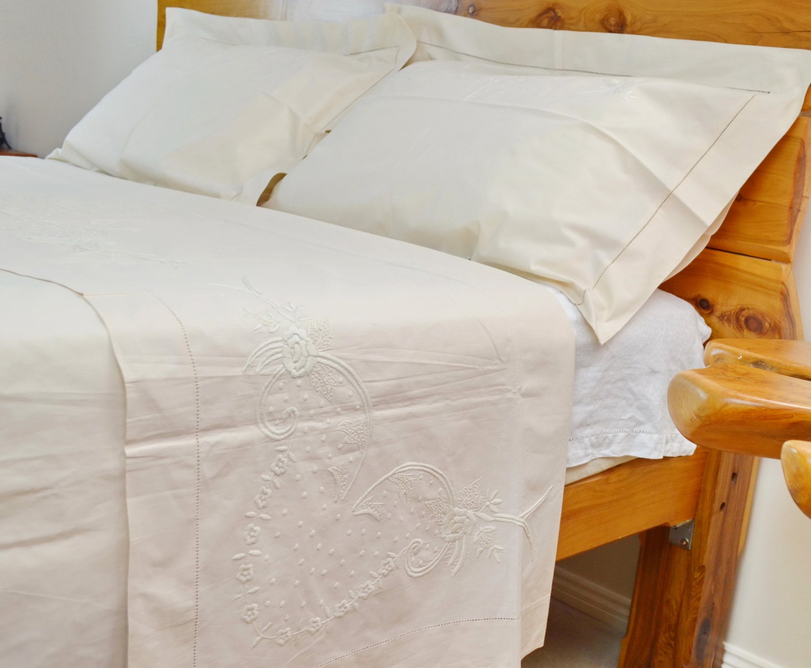 Vintage Bed Linen, 3 Pieces, 1 Flat Sheet, 2 Pillow Cases 100 Cotton