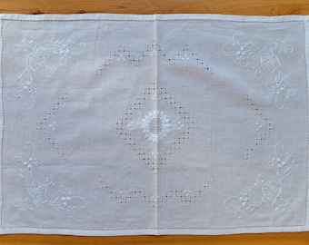 Środek stołu z lnu, nakładka na stół, bieżnik, ręcznie robiona dekoracja ślubna 40 x 60 cm