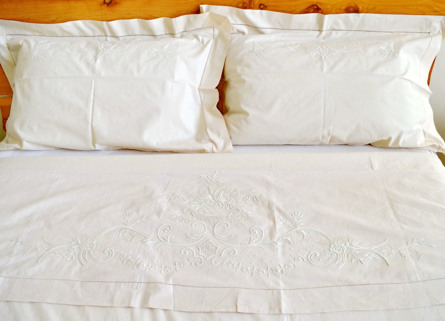 Vintage Bed Linen, 3 Pieces, 1 Flat Sheet, 2 Pillow Cases 100 Cotton