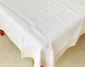 Czysty lniany obrus biały z naturalną szarą ramką lnianą i ręcznie szytymi serwetkami dekoracyjnymi Shabby Chic Cottage Decor