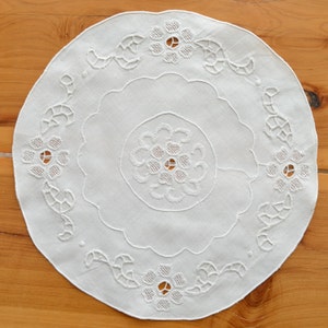Vintage 8&quot; Round Hand Embroidered Linen Doily  Dresser Doily Coffee Table Dresser Centerpiece Shabby Chic Linens Cottage Home Decor