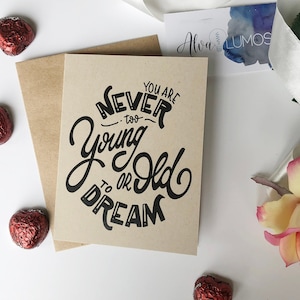 Vous êtes jamais pour les jeunes ou vieux rêve carte de voeux, carte d’amour à la main avec, carte d’inspiration, pensée de votre carte, carte de motivation