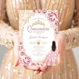 Może przedstawiać: Zaproszenie na Quinceañera z różowo-złotym kwiatowym wzorem. Zaproszenie zawiera tekst "Quinceañera Celebration" oraz szczegóły uroczystości Gabrieli Rodriguez, w tym datę, godzinę i miejsce.