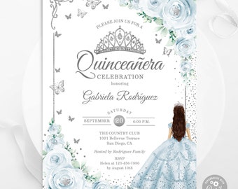 Op de afbeelding: Een uitnodiging voor een Quinceañera met een zilveren glitterkroon, blauwe bloemen en vlinders. De tekst luidt: "U bent van harte uitgenodigd voor een Quinceañera-viering ter ere van Gabriela Rodríguez, zaterdag 20 september, 18:00 uur, The Country Club, 1001 Bellevue Terrace, San Diego, CA, Georganiseerd door de familie Rodríguez, RSVP Helen op 123-456-7890 vóór 10 augustus."