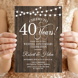 Puede incluir: Invitación de aniversario de bodas con fondo de madera y luces de cadena. El texto "Cheers to 40 Years!" está escrito en blanco. Se incluyen los detalles de la celebración en honor a Robert y Helen.