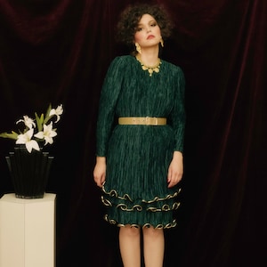Vestido plissado esmeralda com babados de Razook dos anos 1980