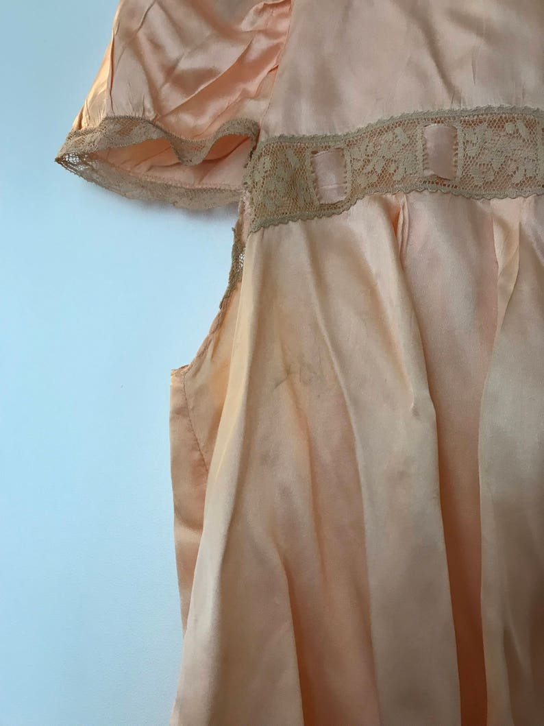 vintage 1940s rayon satin peach pink cropped bed jacket with lace trim