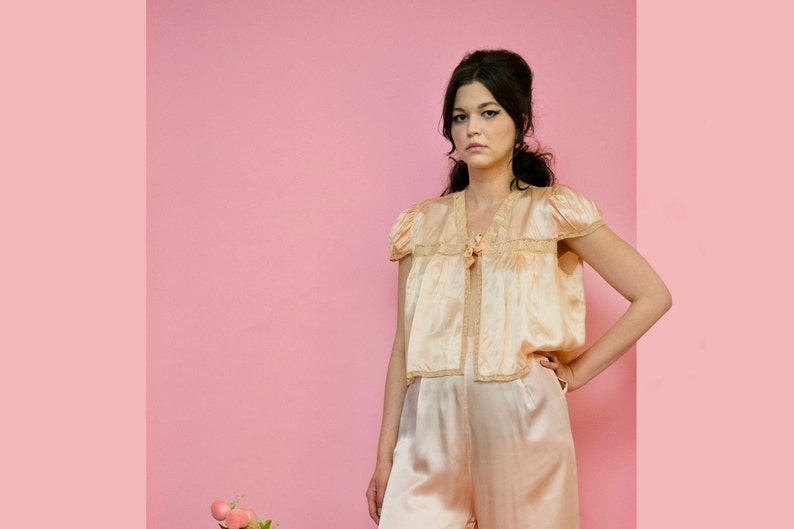 vintage 1940s rayon satin peach pink cropped bed jacket with lace trim