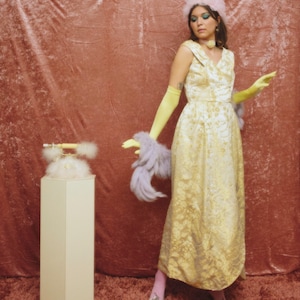 1960er Jahre blassgoldenes Brokatkleid
