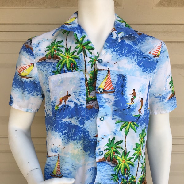 Camisa hawaiana vintage con surfistas, veleros, palmeras y cabañas. Talla S-M.