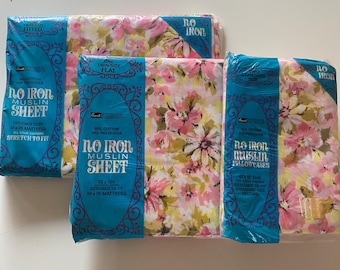 Vintage 70s NIP Pink Green Daisy Twin Sheet Set Flat, Fitted, Pair of Pillowcases No Iron Muslin