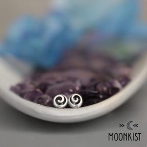 Piccoli orecchini a spirale, orecchini a perno in argento sterling 925, piccoli orecchini a spirale celtica, orecchini a perno da uomo / Moonkist Creations