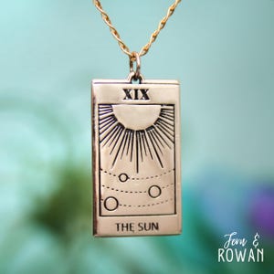 Collar de tarot solar, colgante de carta de tarot dorada, colgante de tarot de bruja, joyería espiritual, joyería de adivinación / Moonkist Creations