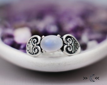 SALE Blue Chalcedony Ring, Sterling Silver Blue Cabochon Ring for Women, Antique Style Heart Ring | MoonkistCreations