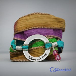 Pulsera "Diferente no es incorrecto", pulsera del orgullo gay, apoyo LGTBQ, regalo PFLAG, pulsera bohemia envolvente / Moonkist Creations
