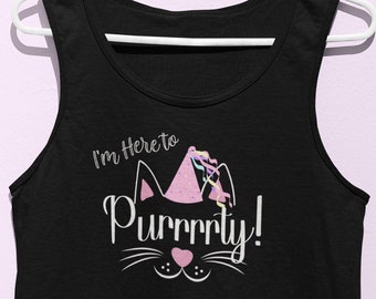 Op de afbeelding: Zwart tanktop met een witte afbeelding van een kat met een roze feestmuts en de tekst "I'm Here to Purrrty!"