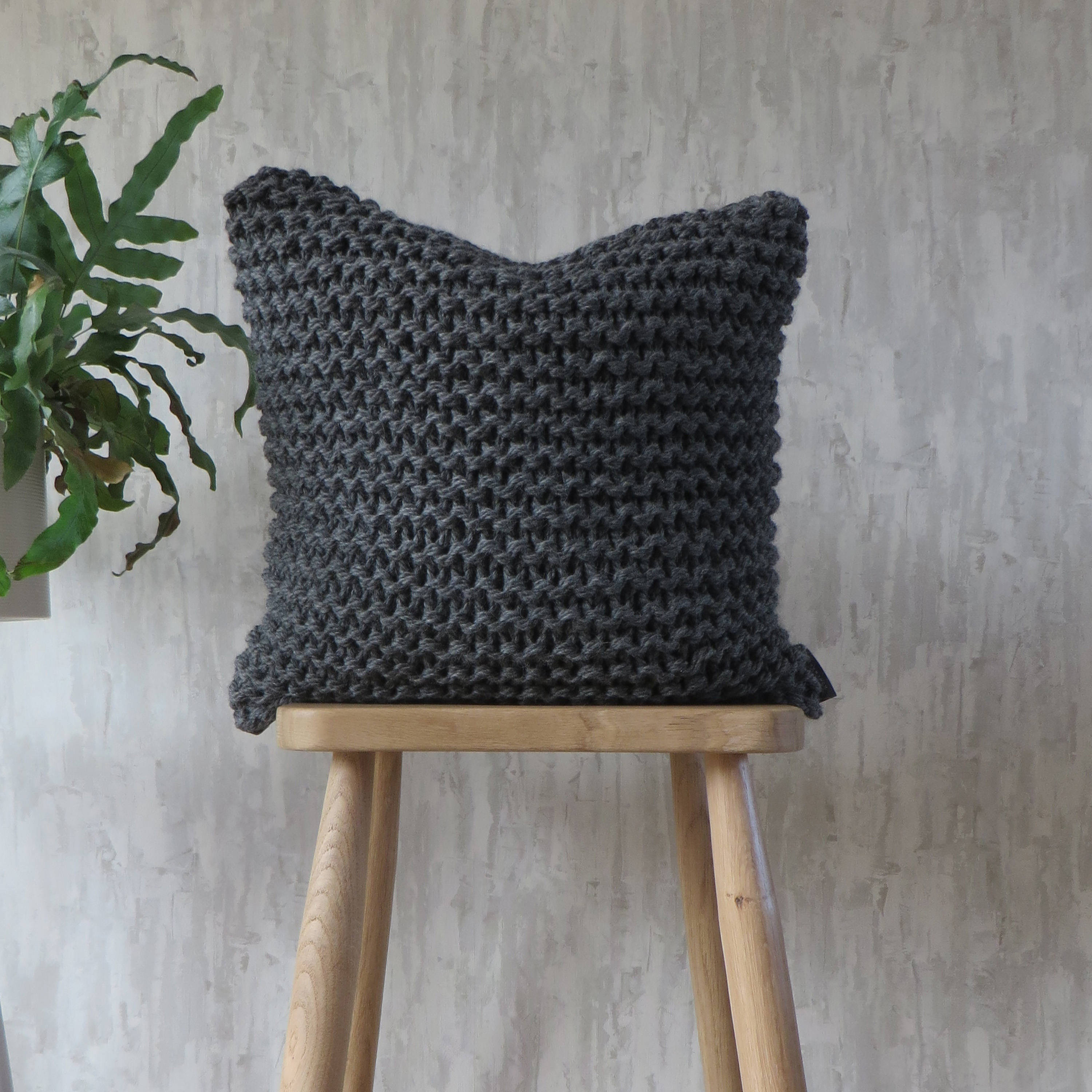 Oreiller de Coussin Tricot Chunky en Gris Foncé - Jarretière d'alpaga