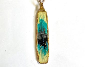 Collar con colgante de resina y bisel dorado hecho a mano: turquesa, negro y marfil.