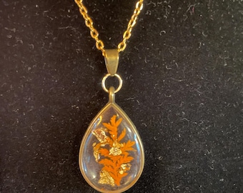 Collar de helecho naranja prensado: colgante de resina con forma de lágrima dorada