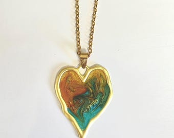 Collar con colgante de corazón bohemio de forma libre: turquesa, cobre y resina dorada