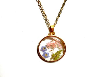 Colgante de flores prensadas: Nomeolvides - Encaje de la Reina Ana rosa - Helecho - Bisel dorado
