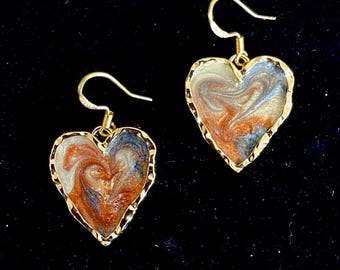Pendientes de corazón de resina hechos a mano: espiral de cobre, azul marfil y dorado.