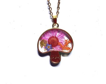 Colgante de hongo hecho a mano: flores prensadas auténticas, bisel dorado