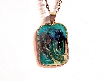 Collar con colgante de resina de forma libre hecho a mano: joyería bohemia azul real