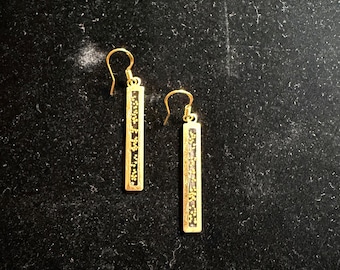 Pendientes pequeños rectangulares de resina dorada - Resina transparente con cuentas doradas - ¡Súper ligeros!