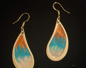 Pendientes de resina en tono dorado cepillado hechos a mano: cobre, azul y marfil