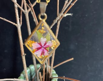 Collar de flores prensadas rellenas de oro hecho a mano: colgante de resina de diamante