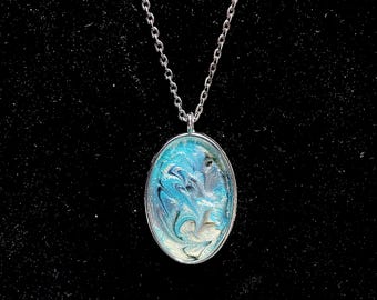 Collar colgante de resina plateada hecho a mano: diseño de remolino azul metálico