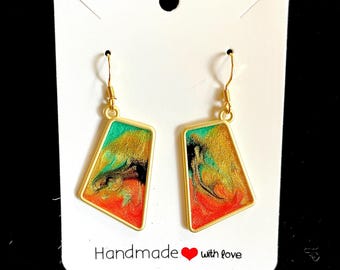 Pendientes de resina de oro cepillado: cobre metálico, turquesa y espirales de plata (ligeros)