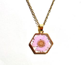 Collar de margaritas rosas prensadas a mano con aster y colgante de bisel hexagonal dorado