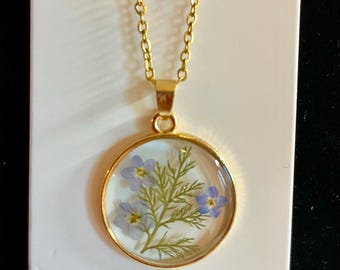 Colgante de flores prensadas: Nomeolvides azul - Helecho - Bisel dorado