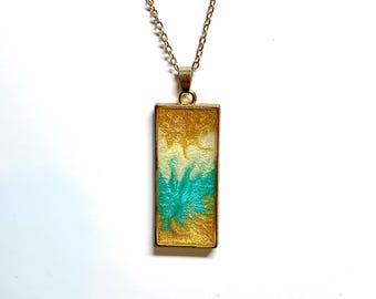 Collar con bisel dorado hecho a mano: colgante abstracto de turquesa y marfil