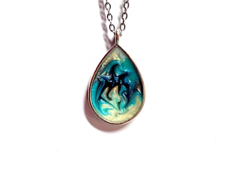 Colgante de lágrima de plata hecho a mano: collar bohemio de resina azul metalizada