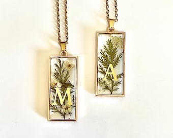 Collar con inicial personalizada: colgante de resina con helecho y flor dorados