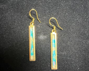 Pendientes pequeños rectangulares de resina dorada - Resina turquesa y perla - ¡Súper ligeros!
