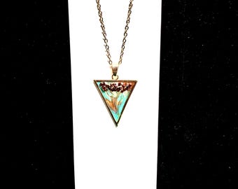 Collar con colgante triangular de oro abstracto hecho a mano: cobre, perla, resina turquesa y vidrio de cobre.